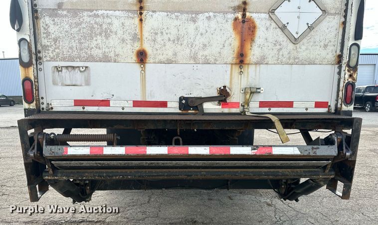 image for item DS3371 2004 International 7600 box truck