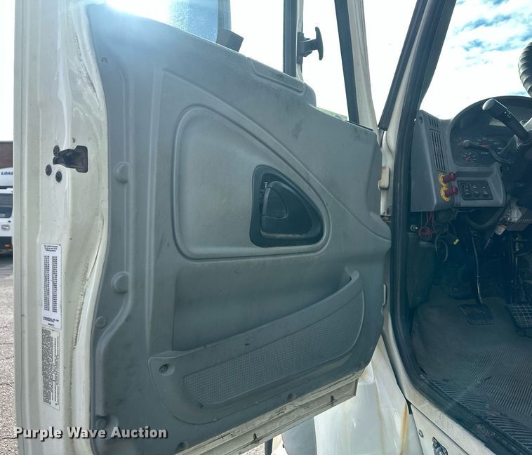 image for item DS3371 2004 International 7600 box truck