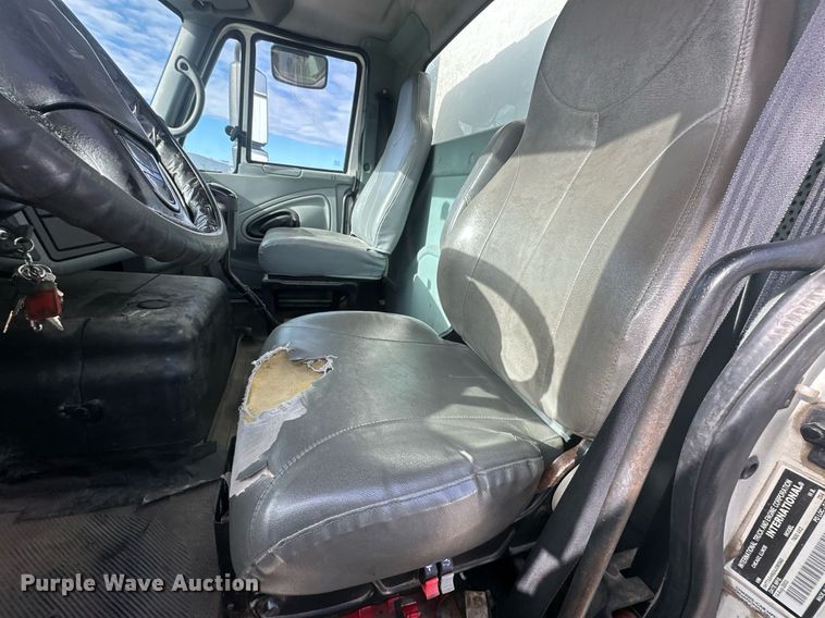 image for item DS3371 2004 International 7600 box truck