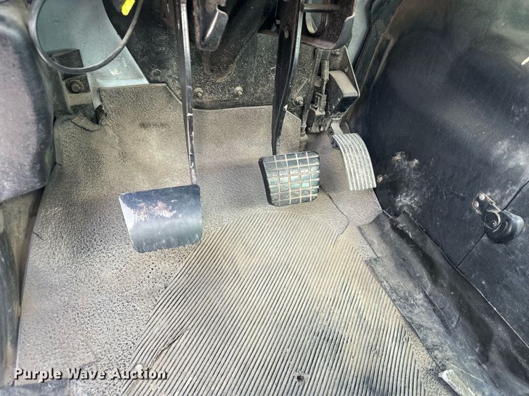 image for item DS3371 2004 International 7600 box truck