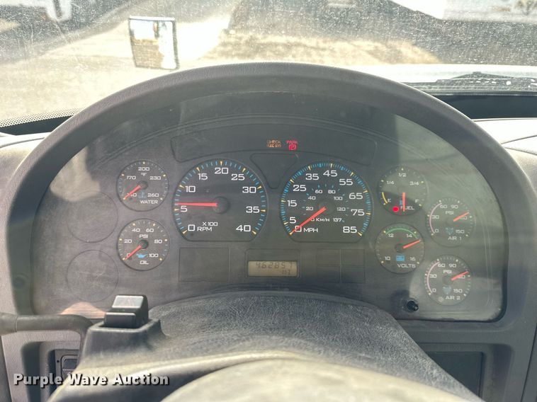 image for item DS3371 2004 International 7600 box truck