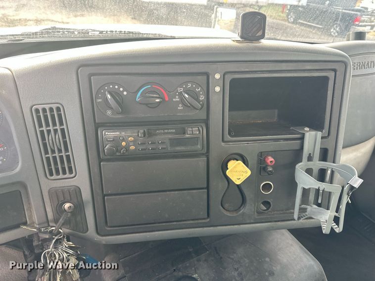 image for item DS3371 2004 International 7600 box truck