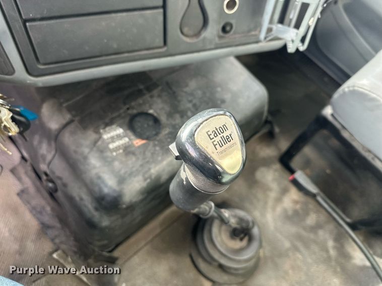 image for item DS3371 2004 International 7600 box truck