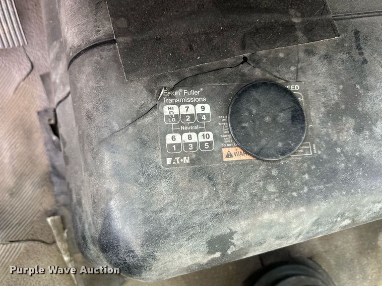 image for item DS3371 2004 International 7600 box truck