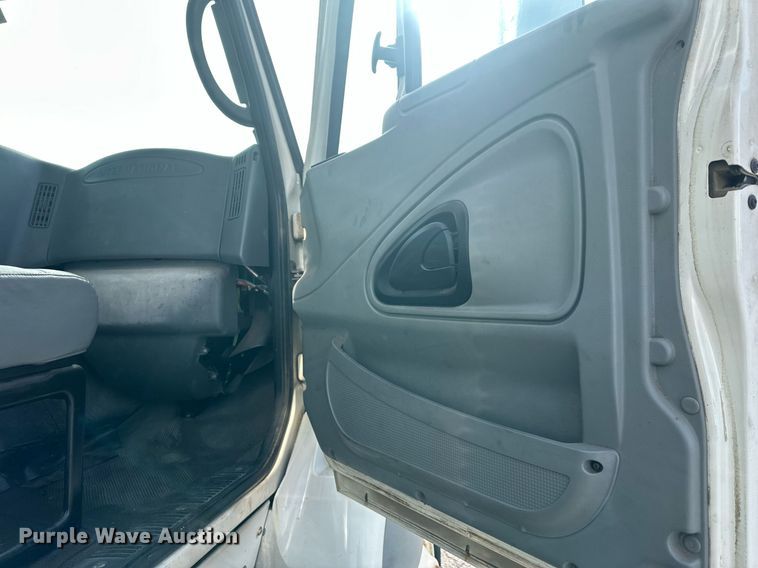 image for item DS3371 2004 International 7600 box truck