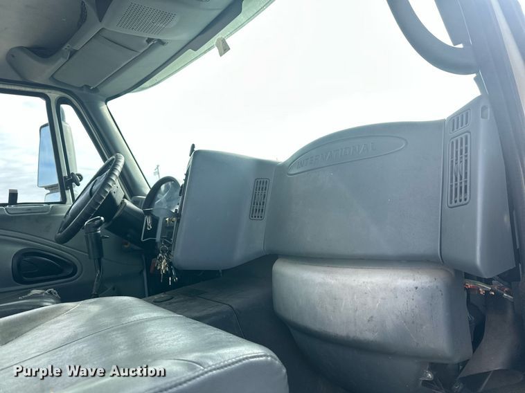 image for item DS3371 2004 International 7600 box truck