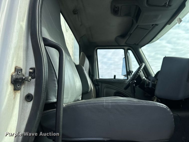 image for item DS3371 2004 International 7600 box truck