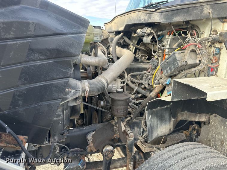 image for item DS3371 2004 International 7600 box truck