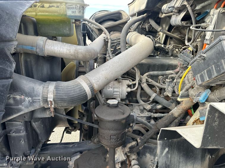 image for item DS3371 2004 International 7600 box truck