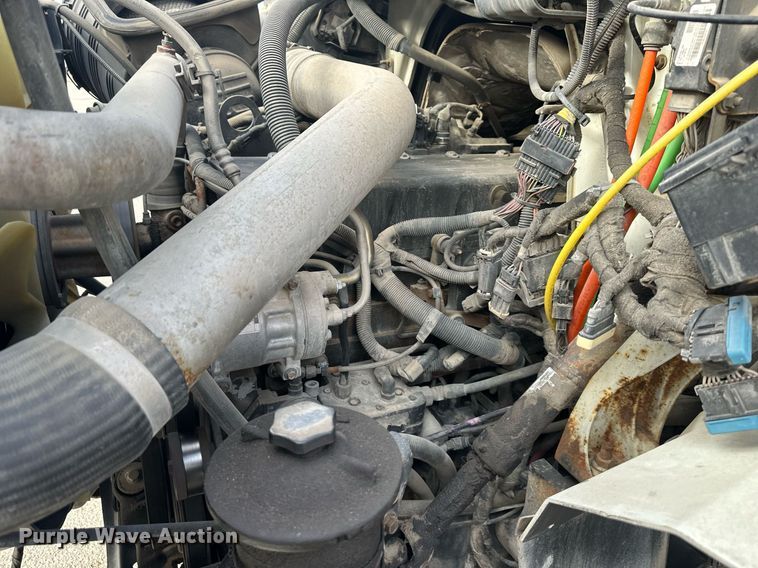 image for item DS3371 2004 International 7600 box truck