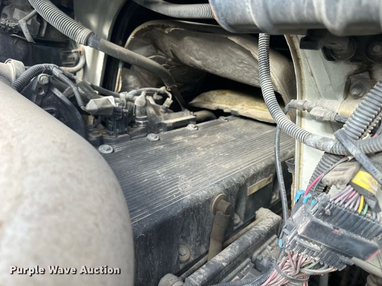 image for item DS3371 2004 International 7600 box truck