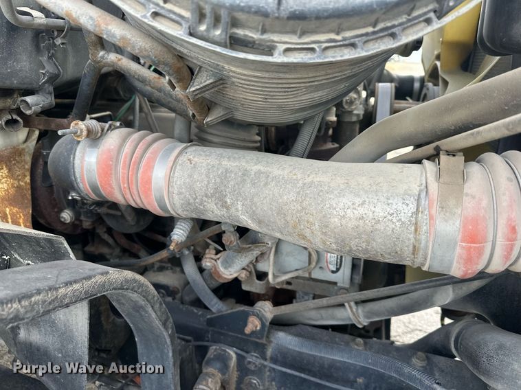 image for item DS3371 2004 International 7600 box truck