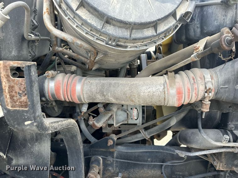 image for item DS3371 2004 International 7600 box truck