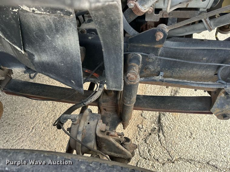 image for item DS3371 2004 International 7600 box truck