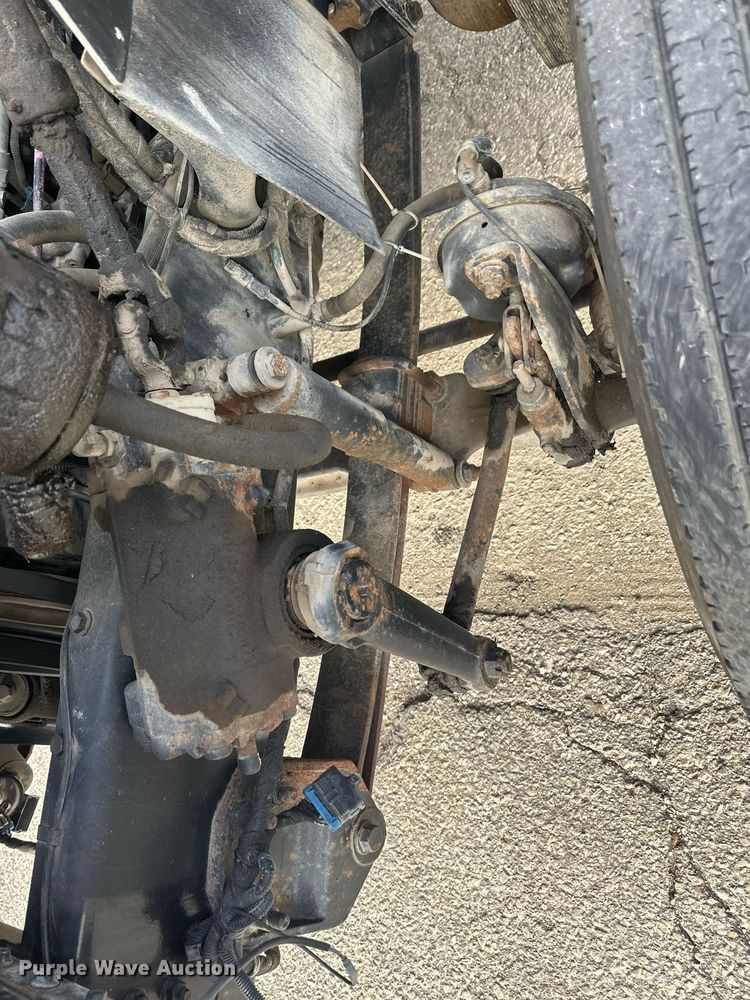 image for item DS3371 2004 International 7600 box truck