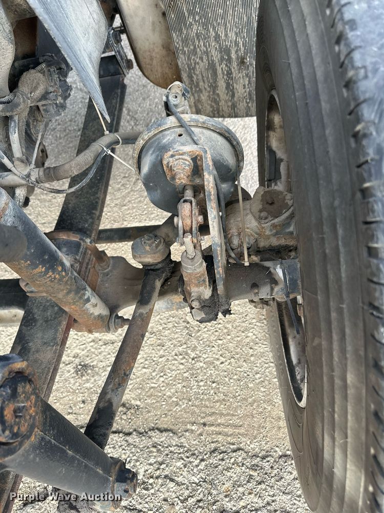 image for item DS3371 2004 International 7600 box truck