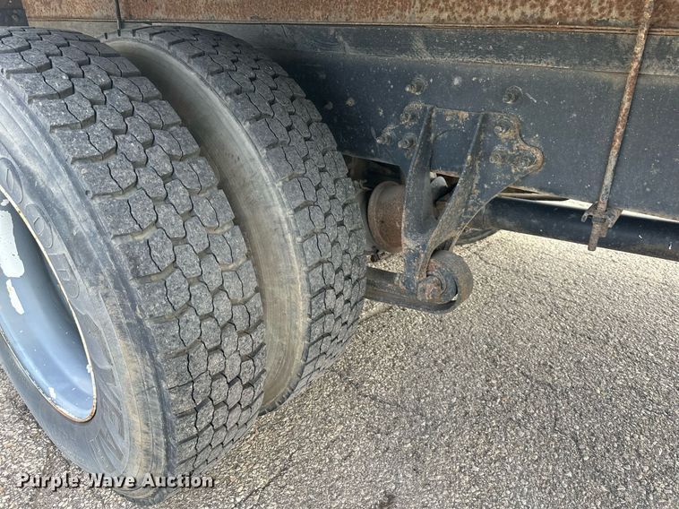 image for item DS3371 2004 International 7600 box truck