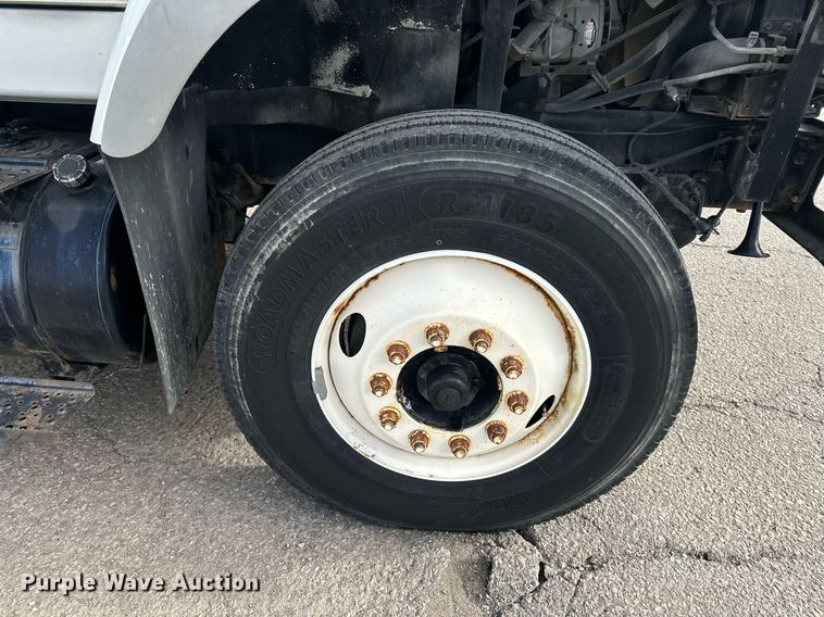 image for item DS3371 2004 International 7600 box truck