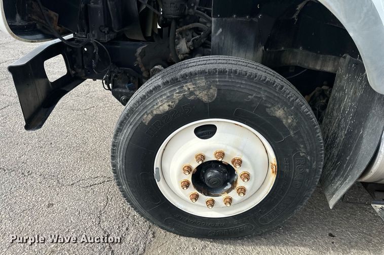 image for item DS3371 2004 International 7600 box truck