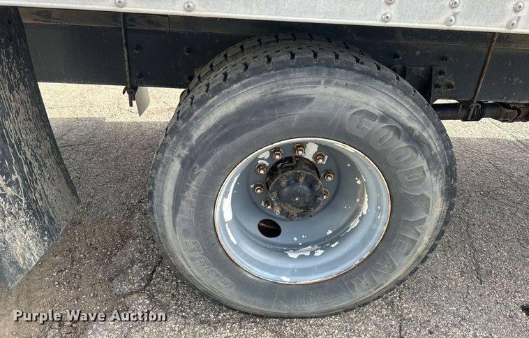 image for item DS3371 2004 International 7600 box truck