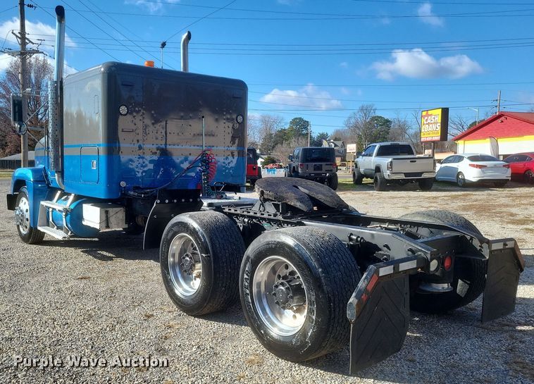 image for item DS5174 1996 Freightliner FLD120 semi truck