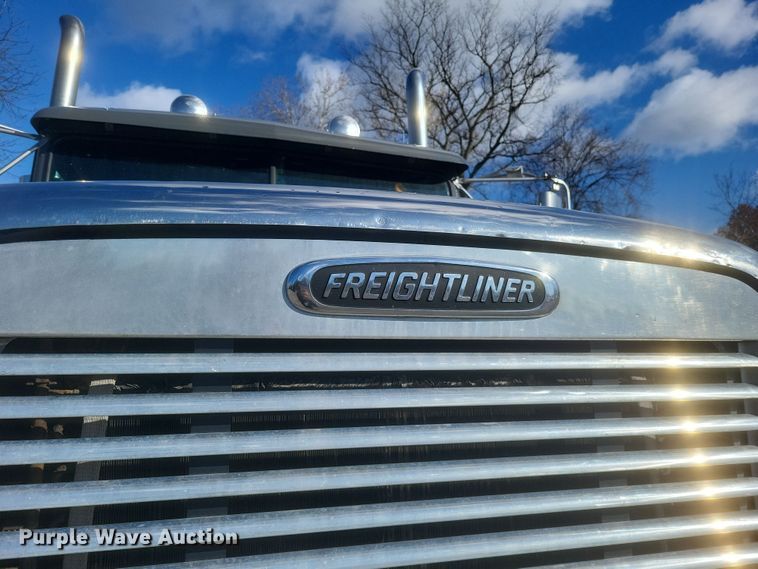 image for item DS5174 1996 Freightliner FLD120 semi truck