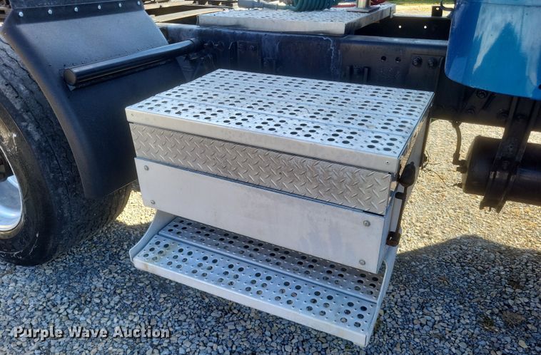 image for item DS5174 1996 Freightliner FLD120 semi truck