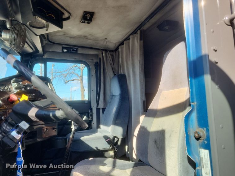 image for item DS5174 1996 Freightliner FLD120 semi truck