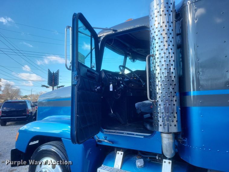 image for item DS5174 1996 Freightliner FLD120 semi truck