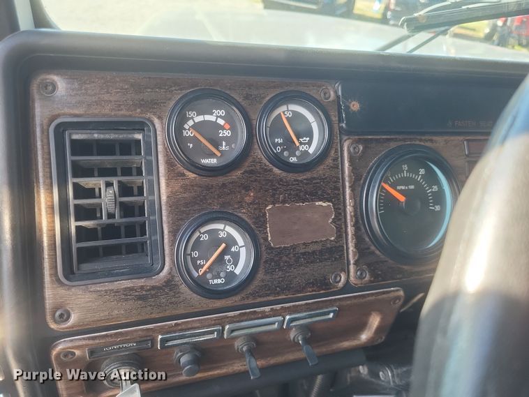 image for item DS5174 1996 Freightliner FLD120 semi truck