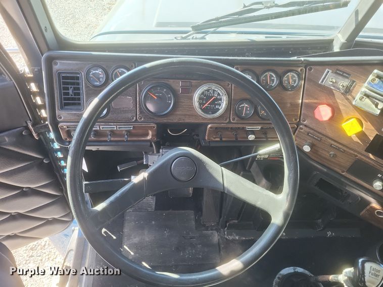 image for item DS5174 1996 Freightliner FLD120 semi truck