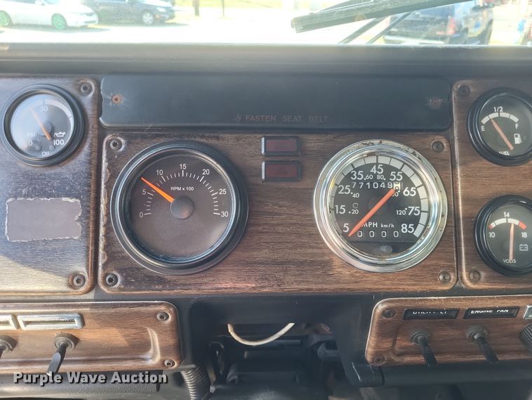 image for item DS5174 1996 Freightliner FLD120 semi truck