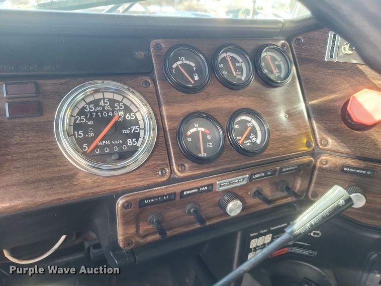 image for item DS5174 1996 Freightliner FLD120 semi truck