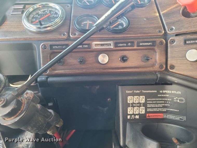 image for item DS5174 1996 Freightliner FLD120 semi truck