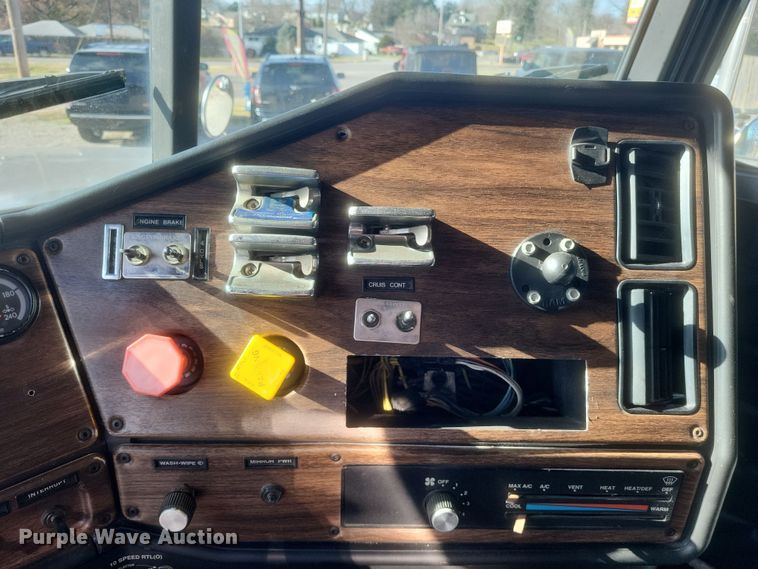 image for item DS5174 1996 Freightliner FLD120 semi truck