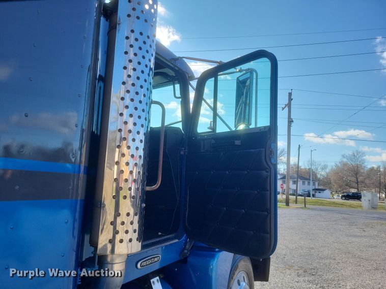 image for item DS5174 1996 Freightliner FLD120 semi truck