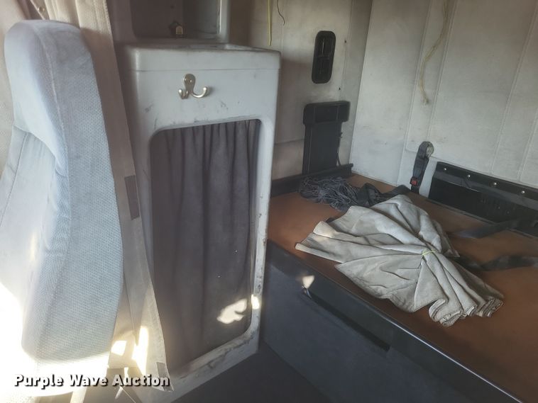 image for item DS5174 1996 Freightliner FLD120 semi truck