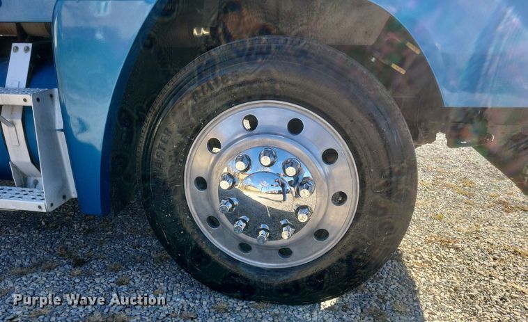 image for item DS5174 1996 Freightliner FLD120 semi truck