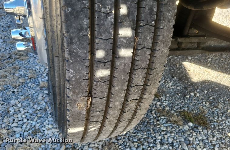 image for item DS5174 1996 Freightliner FLD120 semi truck