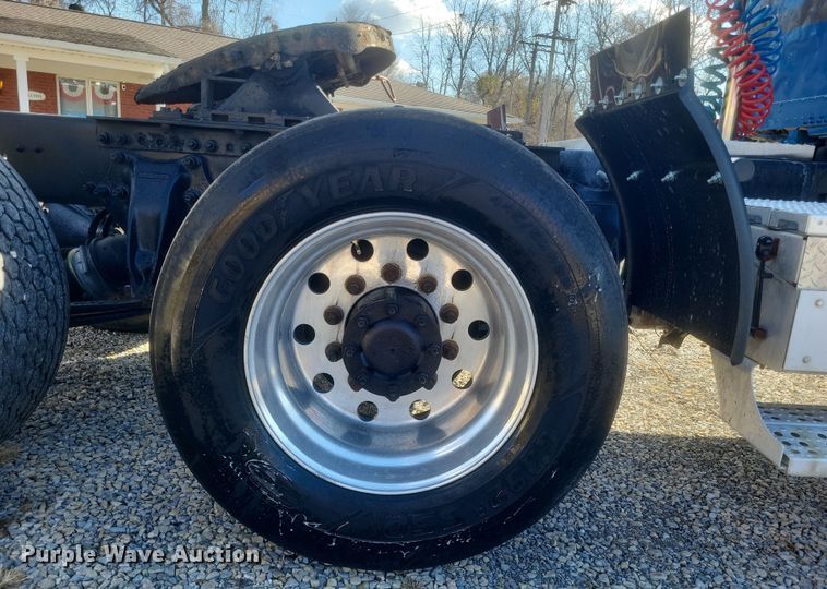 image for item DS5174 1996 Freightliner FLD120 semi truck