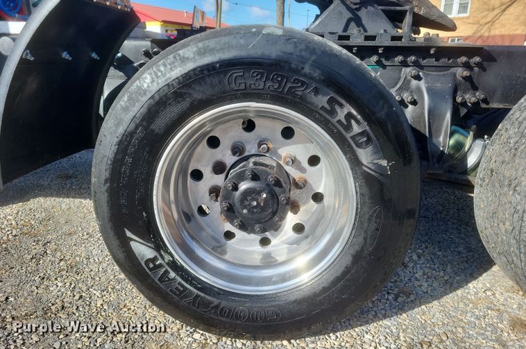 image for item DS5174 1996 Freightliner FLD120 semi truck