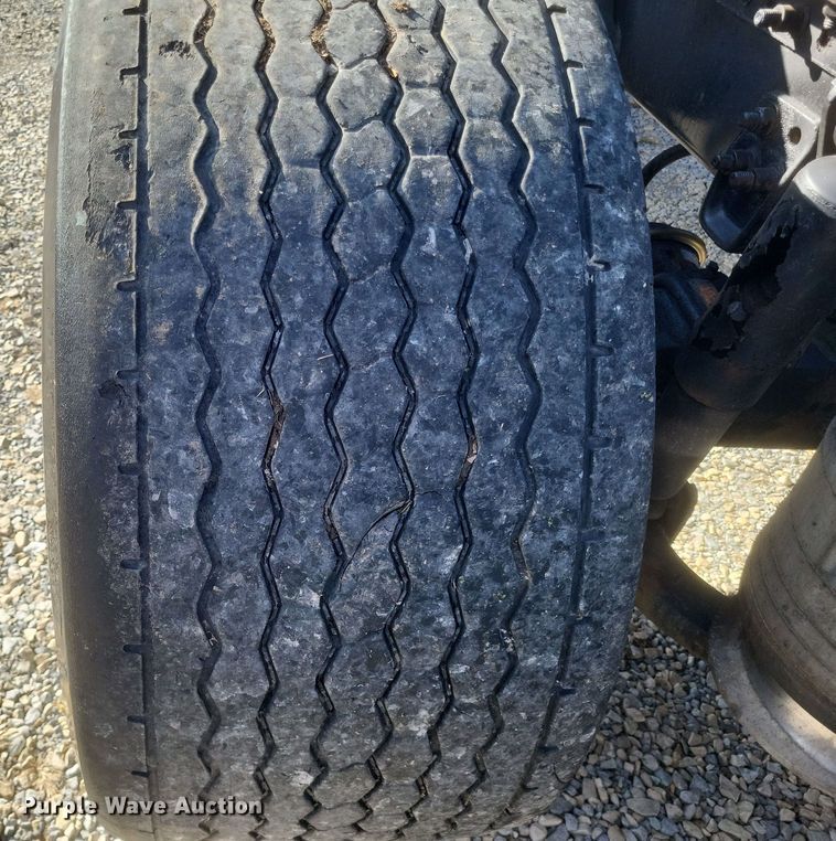 image for item DS5174 1996 Freightliner FLD120 semi truck