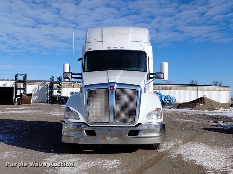 image for item DT2244 2016 Kenworth T680 semi truck