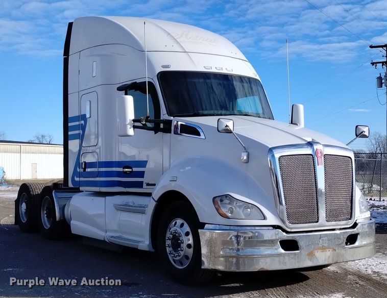 image for item DT2244 2016 Kenworth T680 semi truck