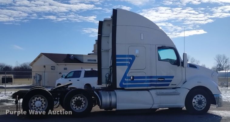 image for item DT2244 2016 Kenworth T680 semi truck