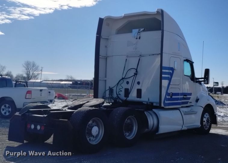 image for item DT2244 2016 Kenworth T680 semi truck