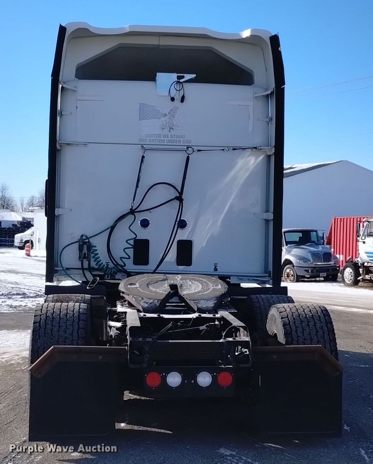 image for item DT2244 2016 Kenworth T680 semi truck