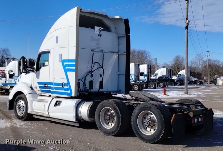 image for item DT2244 2016 Kenworth T680 semi truck