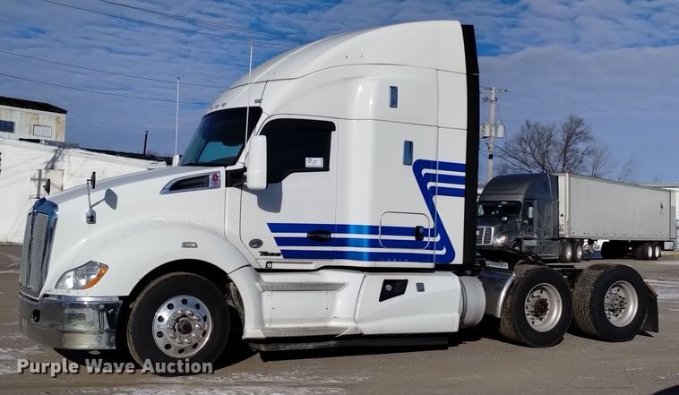 image for item DT2244 2016 Kenworth T680 semi truck
