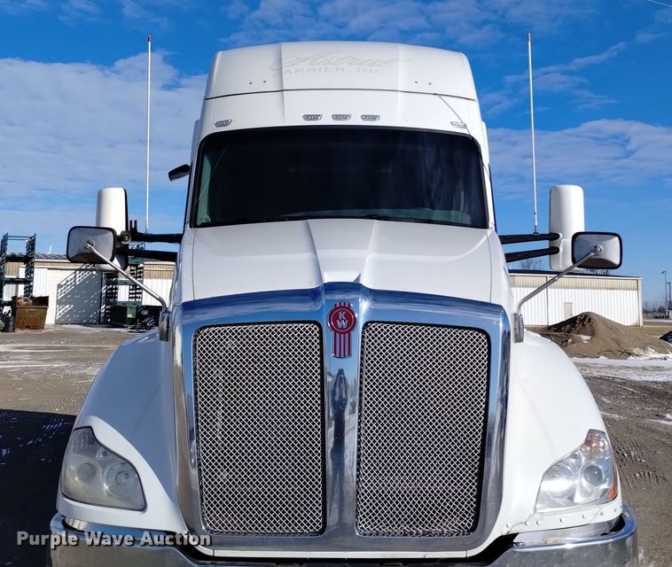 image for item DT2244 2016 Kenworth T680 semi truck